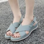 Summer 2025 Sweet Sandals Women Fashion Atmosphere Foreign Trade Large Size Thick-soled Beach Sandals Wholesale - Image 4