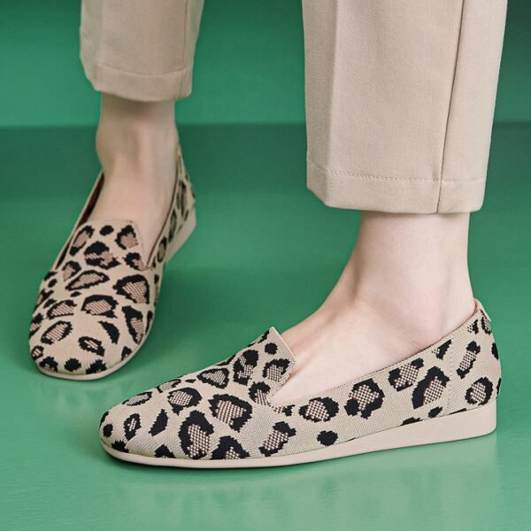 New retro leopard print flat shoes versatile, light, soft and comfortable large size women's shoes